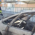 Auto prende fuoco in via Belvedere