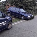 Auto fuori strada per evitare un cinghiale