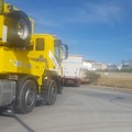 Camion sprofonda nella grata di via Castel del Monte