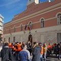 Trattori sotto Palazzo di Città: la protesta dei Gilet arancioni passa per Corato