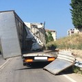 Camion perde carico di bottiglie in vetro, strada bloccata