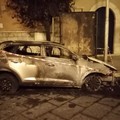 Auto in fiamme a pochi passi dalla stazione dei Carabinieri. Foto