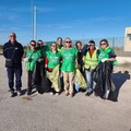 I volontari di Puliamo Corato raccolgono rifiuti abbandonati in zona Scannagatta