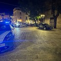 Fuga in scooter rubato: due giovani abbandonano il mezzo