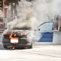 Auto in fiamme in pieno centro