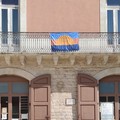 Bandiera del Mediterraneo esposta a Palazzo di Città