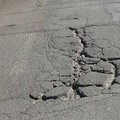 Buche come voragini, «Via San Magno non fa altro che peggiorare»