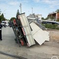 Camion si ribalta sulla ferrovia, circolazione ferroviaria interrotta tra Ruvo e Bitonto