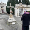 Mons. D'Ascenzo in preghiera al cimitero di Corato