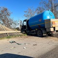 Camion sfonda il guardrail, tragedia sfiorata sulla Corato-Andria. Foto