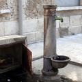 Un cittadino denuncia: «Pubbliche fontane occupate da chi carica migliaia di litri d'acqua»