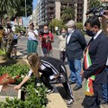 Una corona di fiori (a Bari) ricorda le vittime della strage dei treni