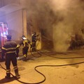 Auto in fiamme nella notte