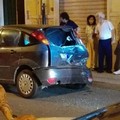 Incidente in via Ameglio, auto contro veicolo in sosta