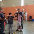 Trecento studenti imparano a scoccare le frecce