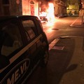 Ancora un auto in fiamme nella notte