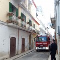 Fiamme all'interno di un appartamento, intervengono i vigili del fuoco