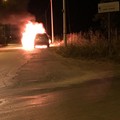 Auto in fiamme su via Barletta Grumo