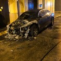 Auto in fiamme in via Massaua