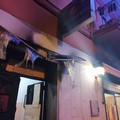 Appiccato incendio dinanzi a una pizzeria, ingenti danni