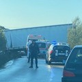 Grave incidente stradale, tir fuori strada su via Gravina
