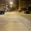 Improvvisa nevicata di primavera imbianca le strade