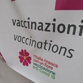L'appello del centro vaccinale agli utenti: «Rispettate gli orari di prenotazione»