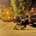 Incidente nella notte, auto si schianta contro una vettura parcheggiata