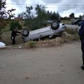 Auto si ribalta su via Castel del Monte