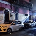 Rogo d'auto nella notte, danni ad un edificio. Foto e video