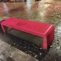 Una panchina rossa in piazza caduti di via Fani