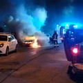 Auto in fiamme nella notte