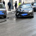 Auto fuori controllo nel centro abitato: due feriti