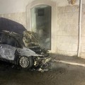 Notte di fuoco: distrutta un'auto e danni alla vetrina di un negozio