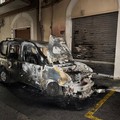 Auto in fiamme a tarda sera: Fiat Doblò in fumo in via Rapisardi