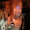 Incendio nella stessa strada: tre veicoli colpiti dalle fiamme in via Bovio