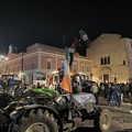 Olivicoltori e autotrasportatori non si fermano: continua la protesta in Piazza Cesare Battisti