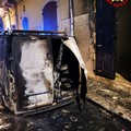 Incendio nella stessa strada: tre veicoli colpiti dalle fiamme in via Bovio