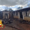 Incendio in una villa abbandonata di Corato, sul posto i Vigili del Fuoco di Bari