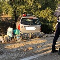 Grave incidente su via Gravina, auto si schianta contro ulivo