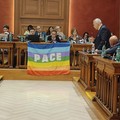 Corato espone la bandiera della pace in sala consiliare