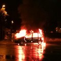 Auto in fiamme in via Mons. D'Oria