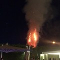 Fumo dall'Astoria Palace, in fiamme la siepe