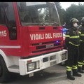 Un applauso per ringraziare medici e infermieri: l'omaggio dei vigili del fuoco all'ospedale di Corato