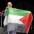 Concerto dei Coma Cose, il sindaco De Benedittis pro Palestina: «No alla guerra»