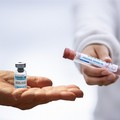 Vaccino anti-Covid, Figliuolo: «Dal 10 maggio prenotazioni per over 50»