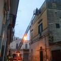 Il forte vento crea danni, finestre pericolanti in via Capra