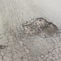 I crateri di Via Francavilla colpiscono ancora: danni alle auto sempre più frequenti