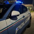 Lancia una busta di droga, poi tenta la fuga: in manette un 25enne