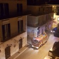 Fumo nero da un garage, vigili del fuoco in azione